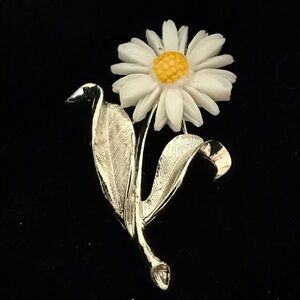 vintage 1960s Sarah Coventry "Light 'N Bright" white plastic daisy flower brooch